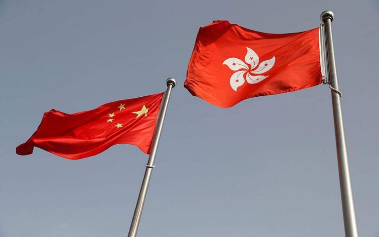 Χονγκ Κονγκ: Το Πεκίνο απειλεί το Λονδίνο με «ισχυρή αντεπίθεση» μετά την αναστολή της συμφωνίας