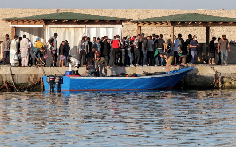 Ιταλία: Η ακτοφυλακή διέσωσε περίπου εκατό πρόσφυγες και μετανάστες