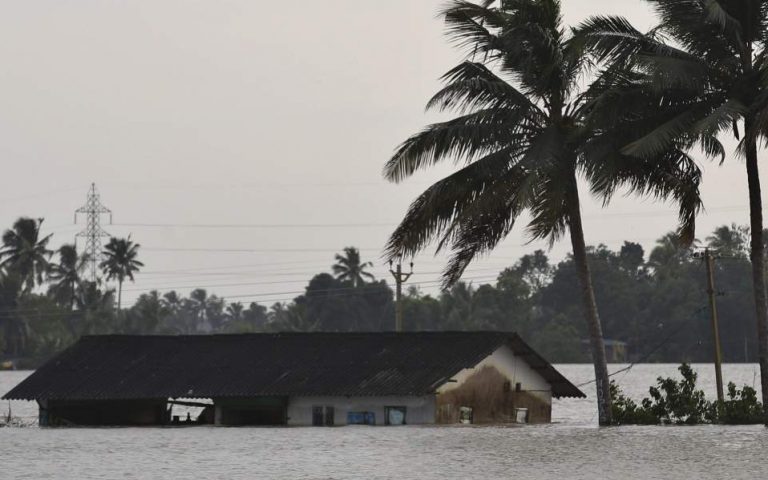 Ινδία: Τουλάχιστον 84 νεκροί και χιλιάδες εκτοπισμένοι εξαιτίας των πλημμυρών