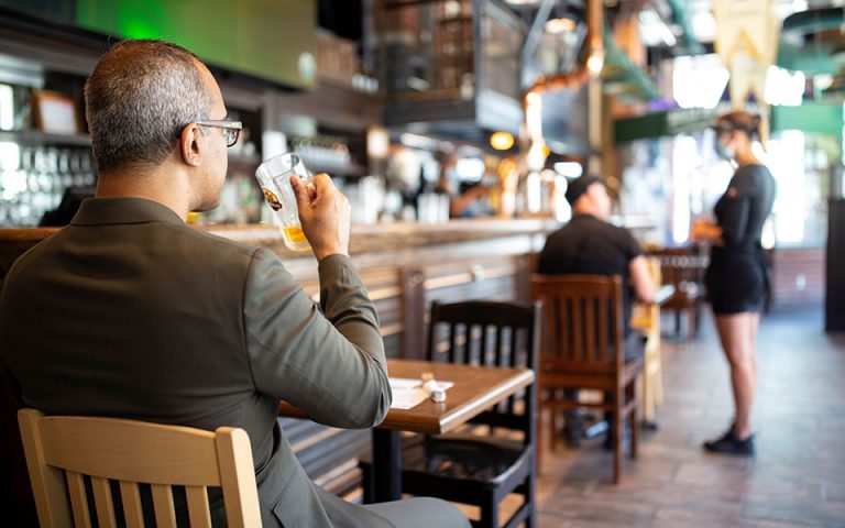 Κορωνοϊός: Οι πελάτες των μπαρ του Μόντρεαλ καλούνται να υποβληθούν σε διαγνωστικό τεστ