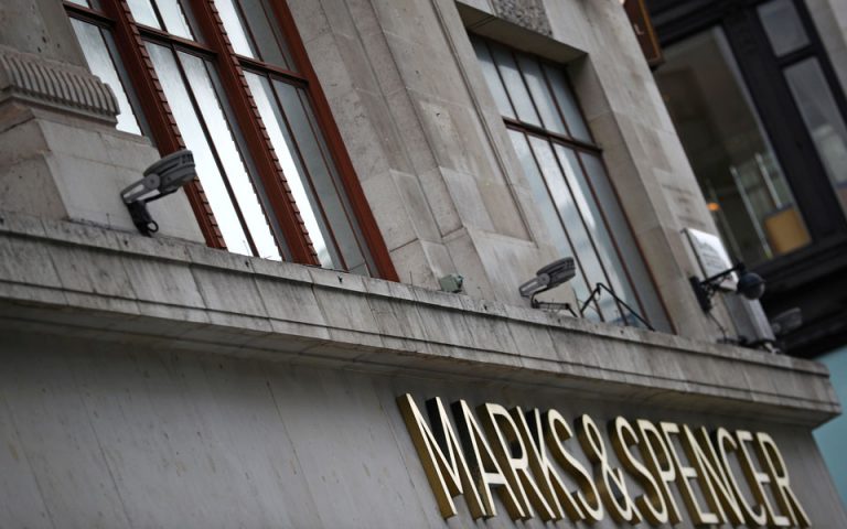 Βρετανία: Η Marks & Spencer σχεδιάζει την περικοπή 950 θέσεων εργασίας