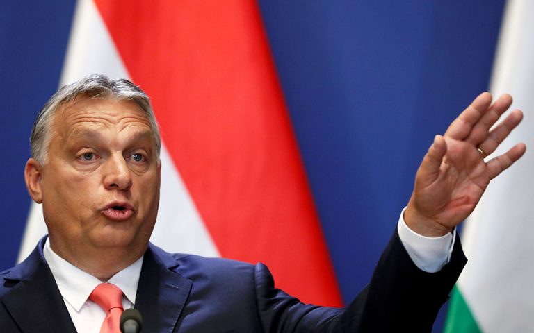 Η Ουγγαρία επιβάλλει νέους διασυνοριακούς ελέγχους και καραντίνα σε ταξιδιώτες