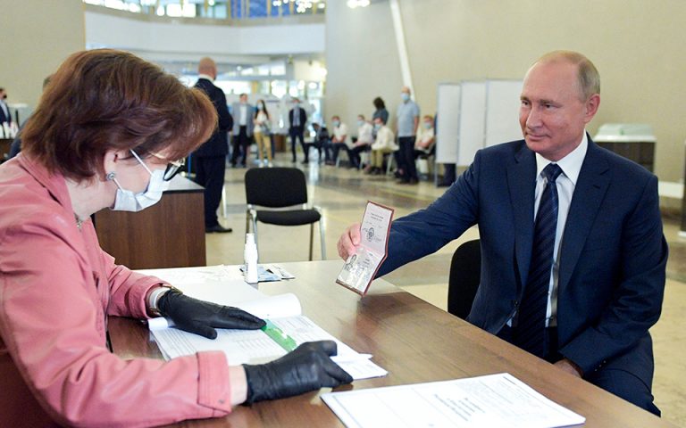 «Εν λευκώ» επιταγή στον Βλαντιμίρ Πούτιν έδωσαν οι Ρώσοι