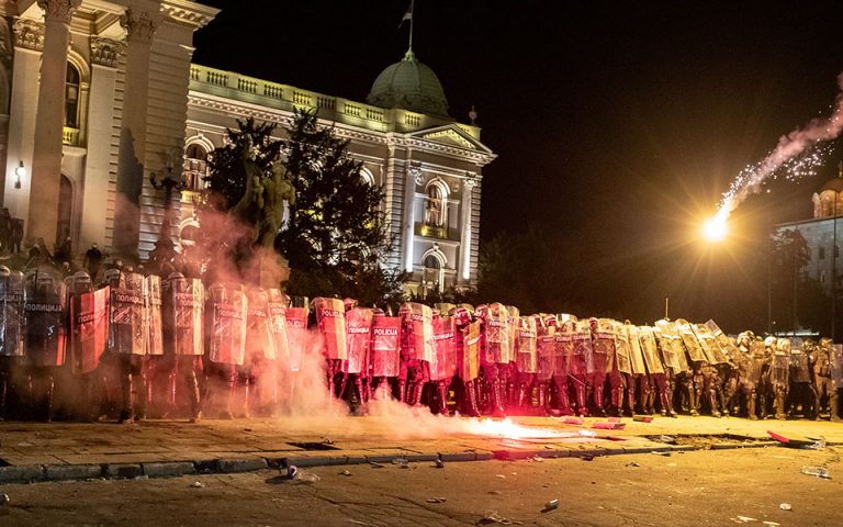 Δεκάδες συλλήψεις στο Βελιγράδι έπειτα από έφοδο εθνικιστών διαδηλωτών στη Βουλή