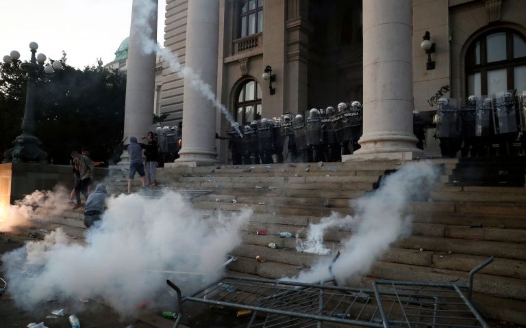 Σερβία: Επεισόδια στις διαδηλώσεις σε Βελιγράδι και Νόβισαντ