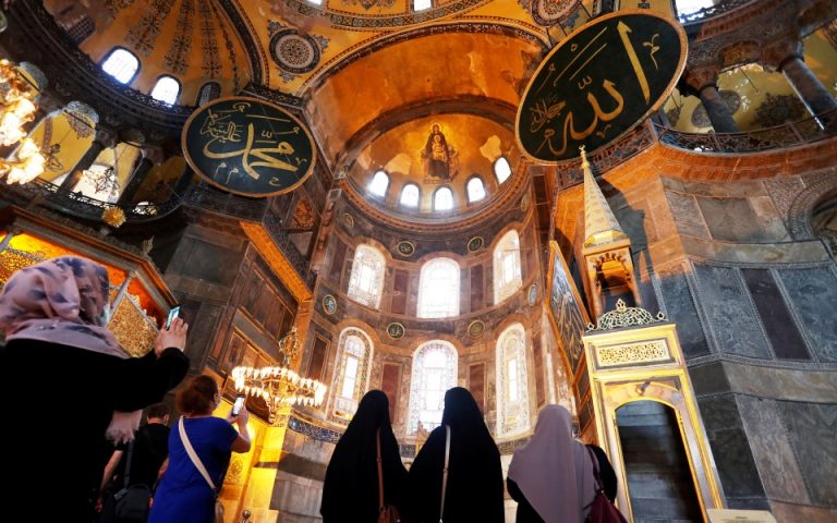 Πώς θα καλυφθούν τα ψηφιδωτά και οι αγιογραφίες στην Αγία Σοφία πριν ανοίξει ως τζαμί