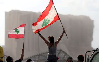 Συνολικά εναντίον της άρχουσας τάξης διαδηλώνουν οι Λιβανέζοι, μετά την παραίτηση της κυβέρνησης (φωτ. REUTERS).