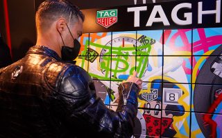 Ο καλλιτέχνης του δρόμου Alec Monopoly ζωγραφίζει στη μπουτίκ της TAG Heuer στο Λονδίνο