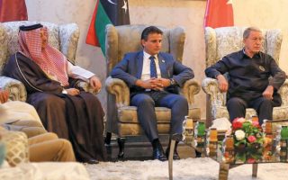 Ο Τούρκος υπουργός Αμυνας Χουλουσί Ακάρ (δεξιά) με τους ομολόγους του από τη Λιβύη και το Κατάρ, στην πρόσφατη επίσκεψή του στην Τρίπολη. (Φωτ. REUTERS)