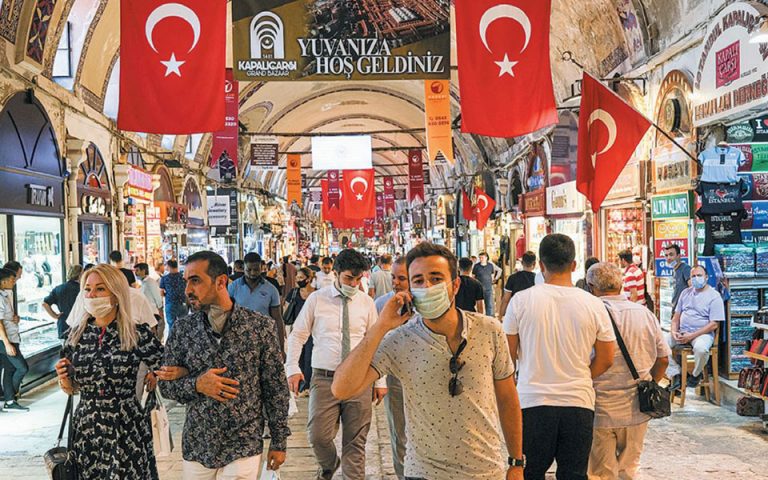 Η λίρα καταρρέει, οι Τούρκοι γίνονται ολοένα και φτωχότεροι