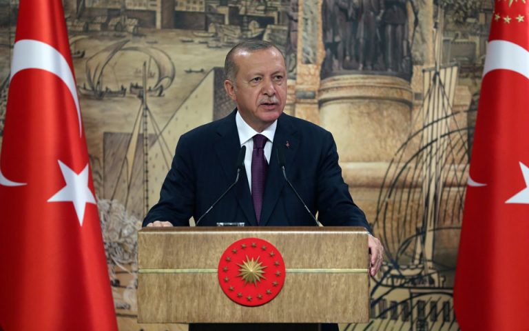 Mπορεί ο Ερντογάν να γλιτώσει την «τέλεια καταιγίδα» στην οικονομία;