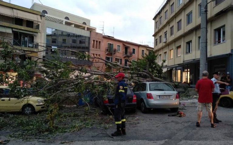 Κέρκυρα: Προβλήματα στο οδικό δίκτυο και πτώσεις δένδρων προκάλεσε η δυνατή νεροποντή