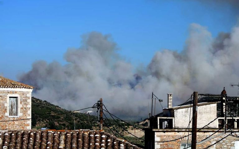 Πυρκαγιά στη Μάνη: Μάχη με διάσπαρτες εστίες και αναζωπυρώσεις