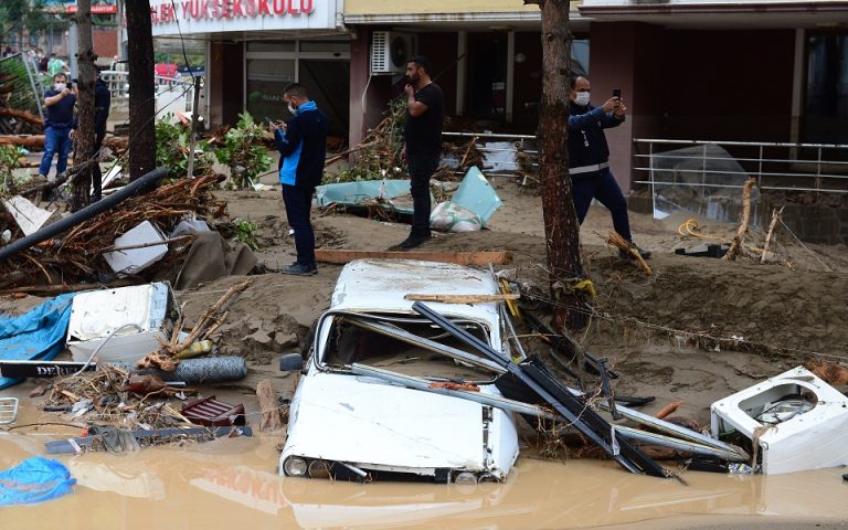 Τουλάχιστον πέντε νεκροί από πλημμύρες στην Κερασούντα (φωτογραφίες)