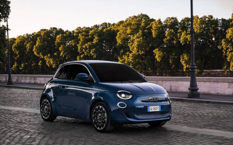 O Πρόεδρος της Fiat, πραγματοποιεί το 1ο test drive του Νέου ηλεκτρικού 500
