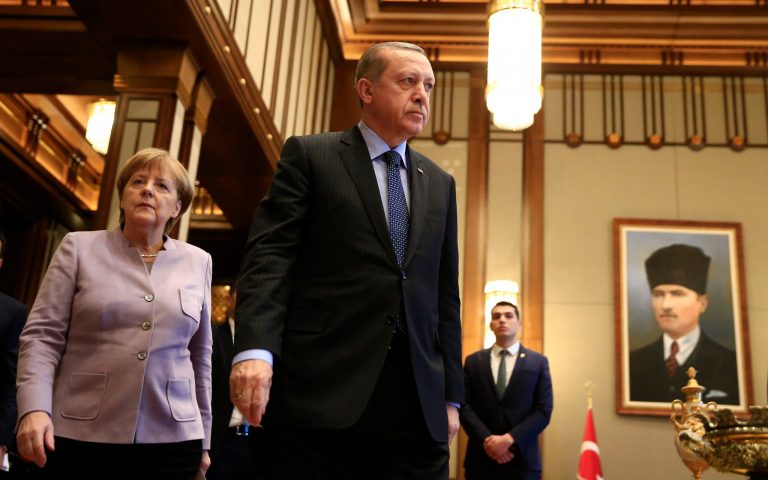 Bloomberg: Απομονωμένη η Τουρκία – Ο ρόλος της Μέρκελ
