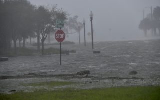 Flooding due to Hurricane Sally is seen in Pensacola, Florida, U.S. September 16, 2020.  Tony Giberson/News-Journal/USA Today Network via REUTERS.