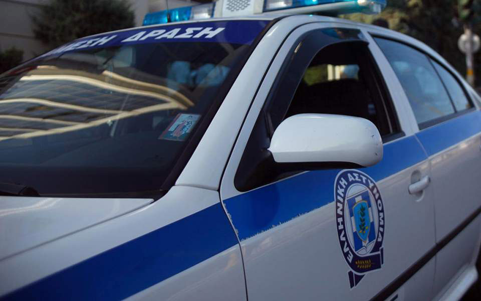 Προσποιούμενοι τους αστυνομικούς λήστεψαν ηλικιωμένο στην Κηφισιά – Τρεις συλλήψεις 1