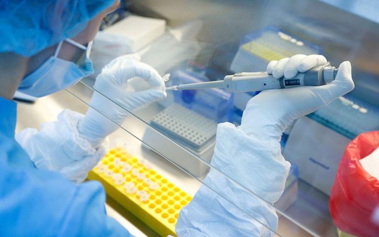 AstraZeneca: Επανεκκινούν οι κλινικές δοκιμές για το εμβόλιο κατά του κορωνοϊού