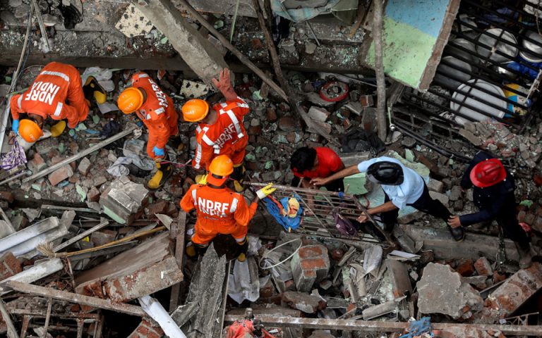 Ινδία: Τουλάχιστον δέκα νεκροί από κατάρρευση πολυκατοικίας στη Μουμπάι