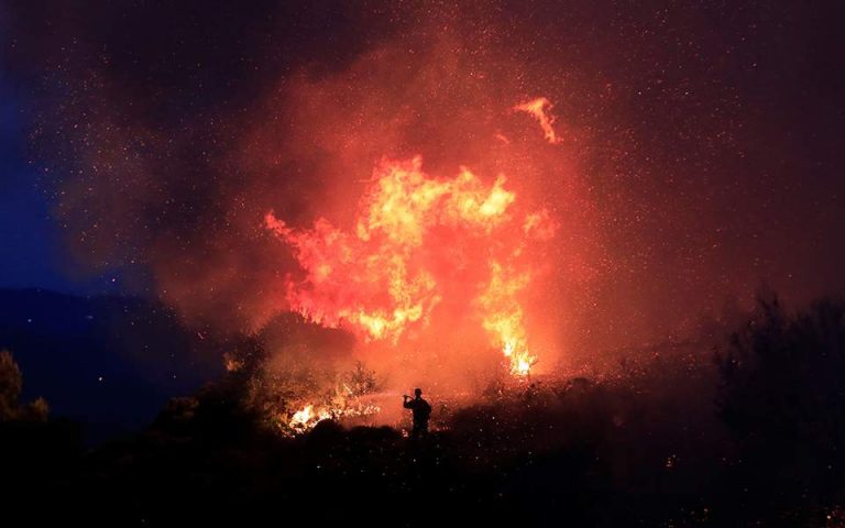 Πυρκαγιά έξω από το ΚΥΤ Σάμου – Αναστάτωση μετά τον εντοπισμό τριών κρουσμάτων