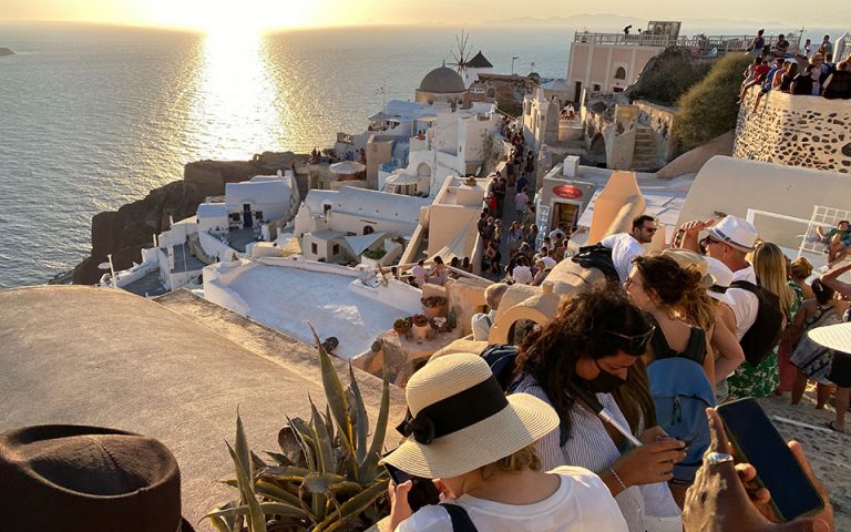 Μάχη για ένα εισιτήριο έγκαιρης επιστροφής δίνουν χιλιάδες Αγγλοι τουρίστες στα ελληνικά νησιά