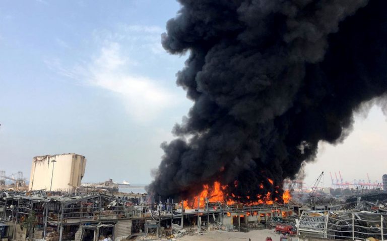 Βηρυτός: Πυρκαγιά στο λιμάνι ένα μήνα μετά τη φονική έκρηξη (φωτογραφίες)