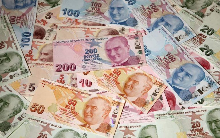 Συνεχίζεται το σφυροκόπημα της τουρκικής λίρας