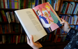 Το βιβλίο με παραμύθια για παιδιά, το οποίο φέρει τον τίτλο «Η Χώρα των Θαυμάτων Είναι για Όλους», κυκλοφόρησε τον περασμένο μήνα από τη λεσβιακή ομάδα Labrisz Lesbian Association. (Φωτ. REUTERS/Bernadett Szabo)