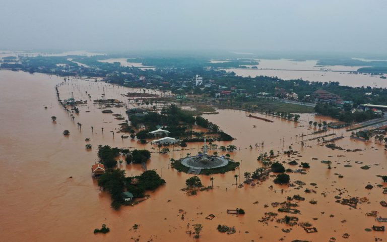 Βιετνάμ: Τουλάχιστον 93 νεκροί και 30 αγνοούμενοι από τις πλημμύρες