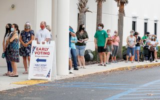 Πολίτες στη σειρά έξω από εκλογικό τμήμα, καθώς η διαδικασία της ψηφοφορίας έχει ήδη αρχίσει στο Λάργκο της Φλόριντα. (Φωτ. REUTERS)