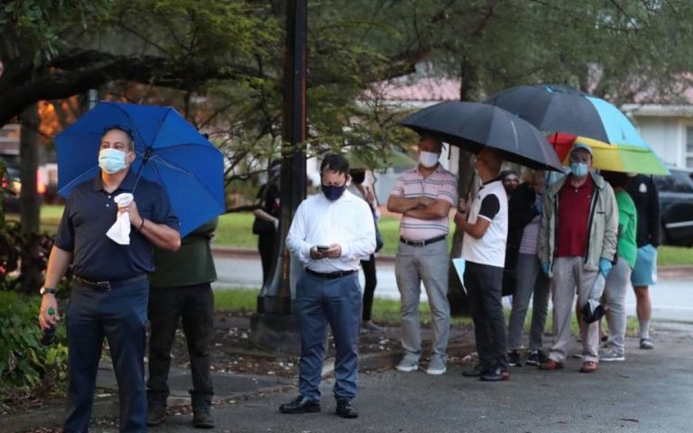ΗΠΑ: Ουρές πολιτών μέσα στη βροχή στην πρώιμη ψηφοφορία (βίντεο)
