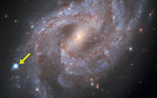 Η έκρηξη σουπερνόβα (με κίτρινο βέλος) «τύπου Ια», η οποία παρατηρήθηκε στον γαλαξία NGC 2525. (Φωτ. ESA / Hubble)