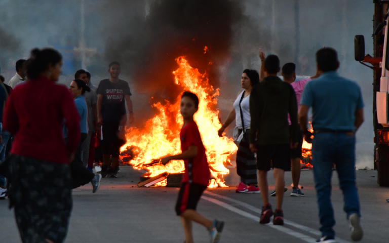 Ρομά απέκλεισαν δρόμους και άναψαν φωτιές για το φόνο του 18χρονου (βίντεο & φώτο)