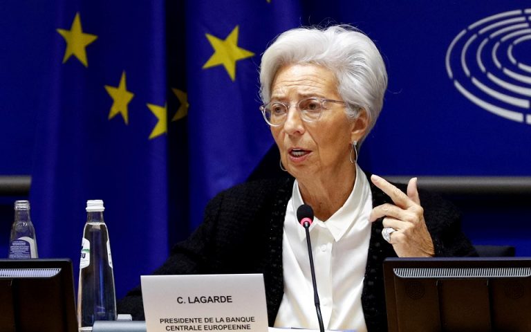 Bloomberg: Η ΕΚΤ ετοιμάζει νέα «ένεση» 500 δισ. ευρώ