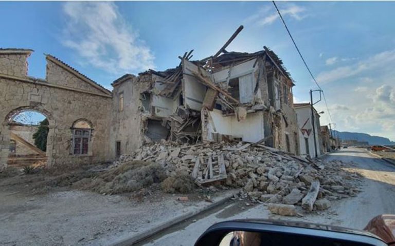 Οκτώ τραυματίες και εκτεταμένες ζημιές σε παλαιά κτίρια της Σάμου (φωτογραφίες)