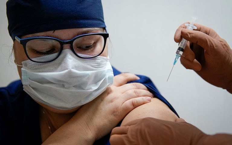 TASS: Το ρωσικό εμβόλιο μπορεί να προκαλέσει ανοσία και σε άλλους κορωνοϊούς