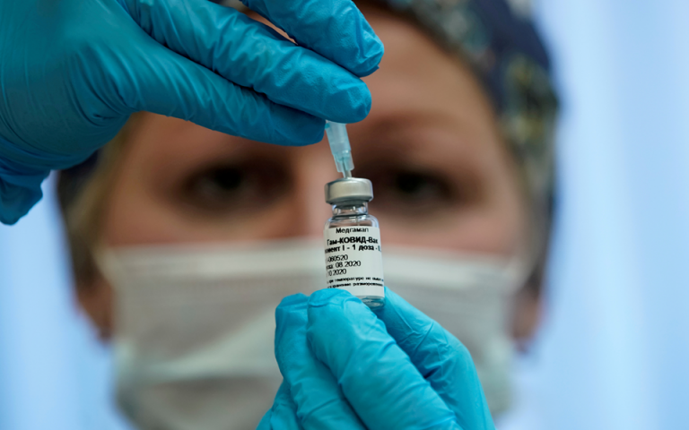 Ξεκίνησαν οι κλινικές δοκιμές του ρωσικού εμβολίου στα ΗΑΕ