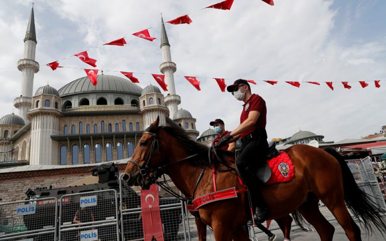 Η Τουρκία εξετάζει νέα σκληρά περιοριστικά μέτρα λόγω της πανδημίας