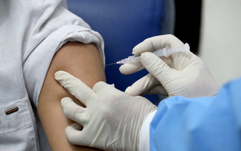 Βρετανία: Επισπεύδει την αξιολόγηση των εμβολίων του κορωνοϊού