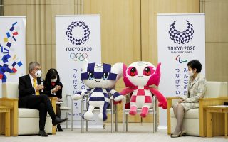 Ο Πρόεδρος της ΔΟΕ Τόμας Μπαχ με την κυβερνήτη του Τόκιο Γιουρίκο Κόικε. (Φωτ.: Reuters)