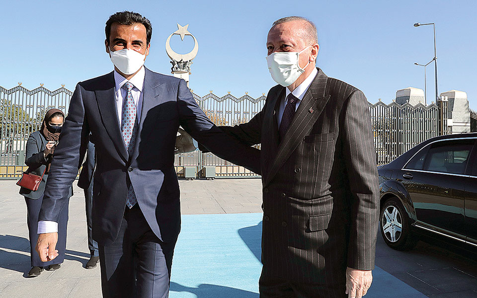 Ο Τούρκος πρόεδρος Ταγίπ Ερντογάν υποδέχθηκε χθες στην Αγκυρα τον εμίρη του Κατάρ, Ταμίμ μπιν Χαμάντ αλ Σάνι. (φωτ. Presidential Press Service via A.P., Pool) 