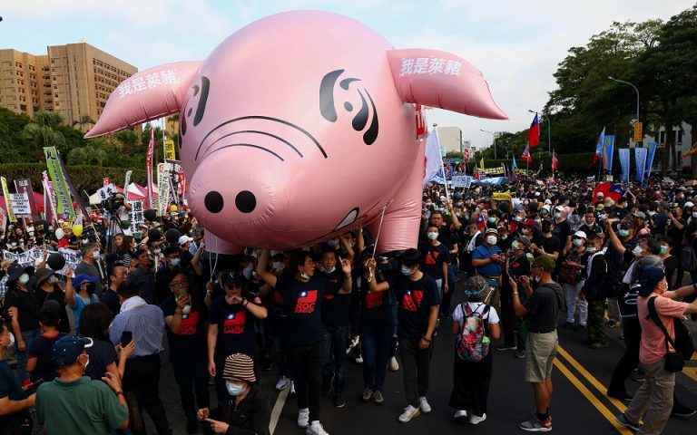 Διαδηλωτές και ένα… φουσκωτό γουρούνι κατά των εισαγωγών χοιρινού