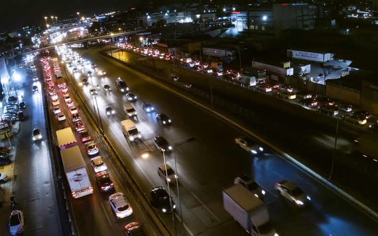 Η κίνηση-ρεκόρ στην Αθήνα τη βραδιά πριν την απαγόρευση (βίντεο)