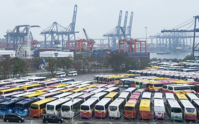 Χονγκ Κονγκ: Εκατοντάδες λεωφορεία περιμένουν να φύγει ο κορωνοϊός (βίντεο)