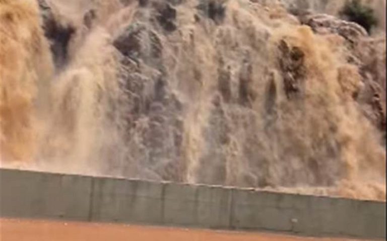 Κρήτη: Ο «καταρράκτης» της καταιγίδας στα Μάλια (βίντεο)