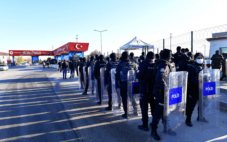 Τουρκία: Ισόβια κάθειρξη σε εκατοντάδες στρατιωτικούς