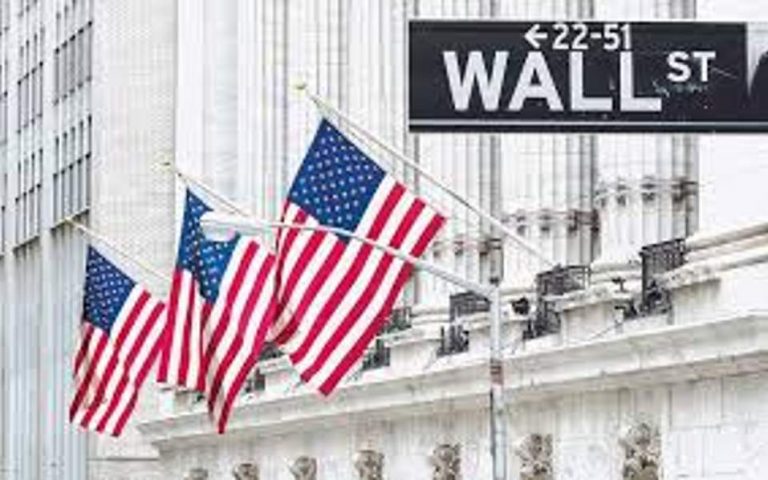 Wall Street: Ο Dow έσπασε το φράγμα των 30.000 μονάδων