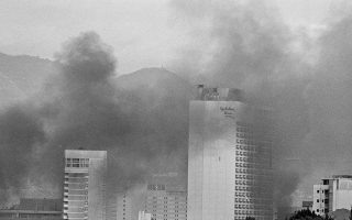 Καπνοί από φλεγόμενα κτίρια στη Βηρυτό, δέκα μήνες μετά την έναρξη του εμφυλίου. 
Φωτ. ASSOCIATED PRESS