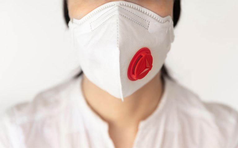 Έρευνα: Οι μάσκες με βαλβίδα εκπνοής δεν «φρενάρουν» την COVID-19